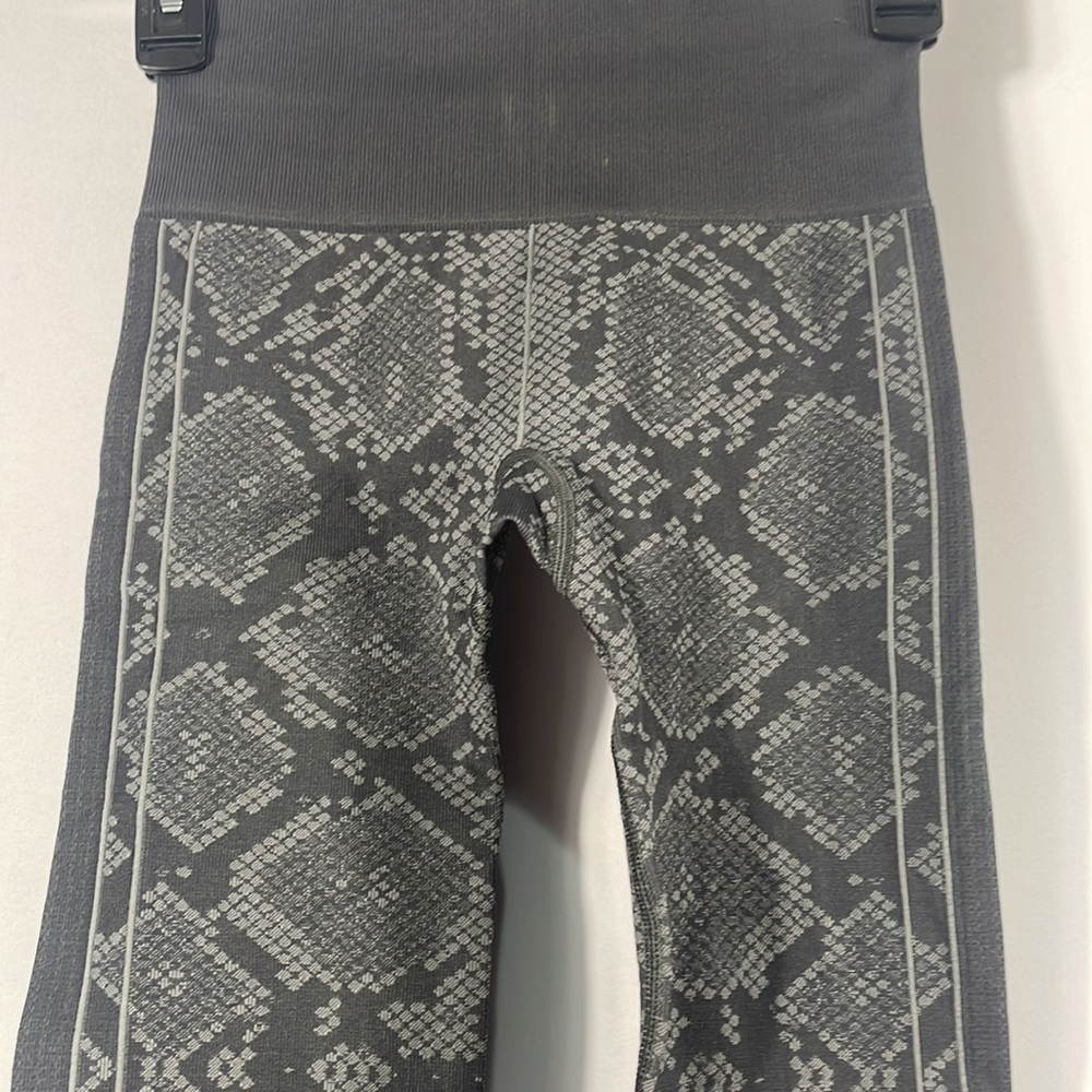 Lululemon, Ebb to street,Size 2 Grey, seamless Snake print leggings, compression - Picture 2 of 7